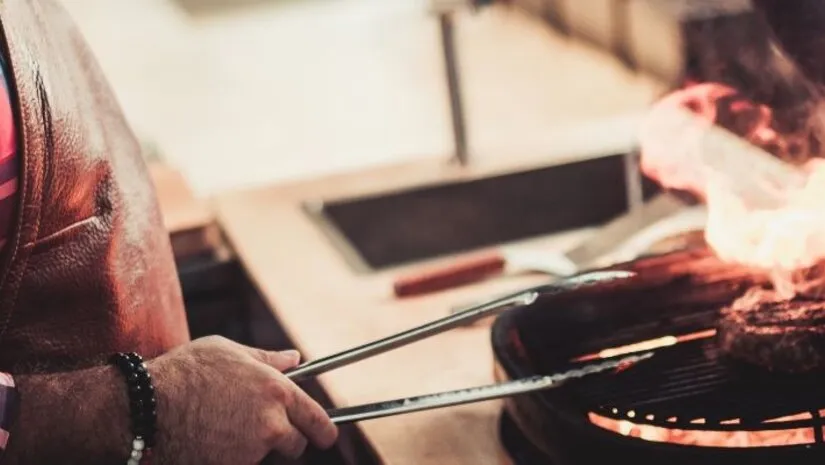 Hoe steek je een houtskool BBQ aan?