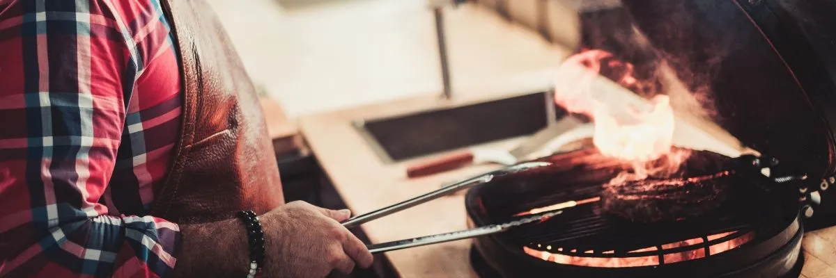 Hoe steek je een houtskool BBQ aan?