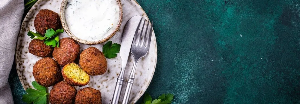 Welke saus past het best bij falafel?