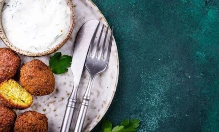 Welke saus past het best bij falafel?