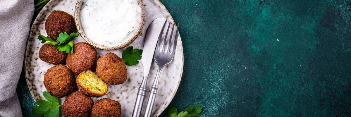 Welke saus past het best bij falafel?