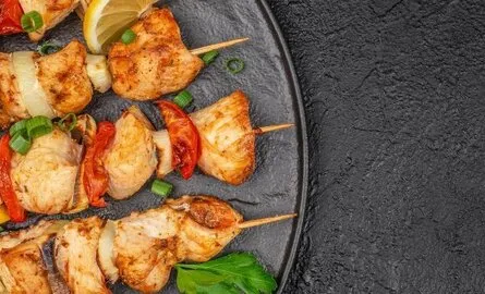 Gemarineerde kipspiesjes van de BBQ
