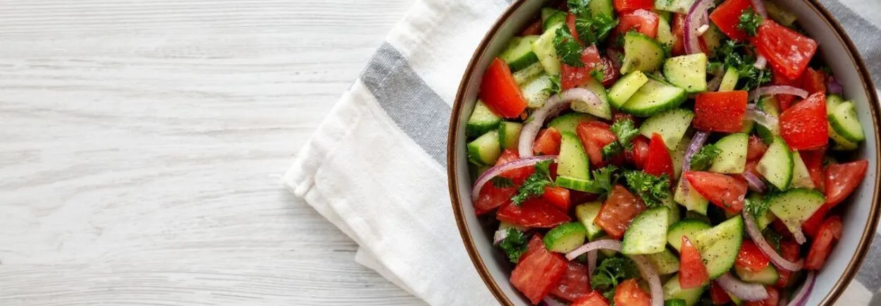 Tomaat komkommer salade maken met lekkere kruiden