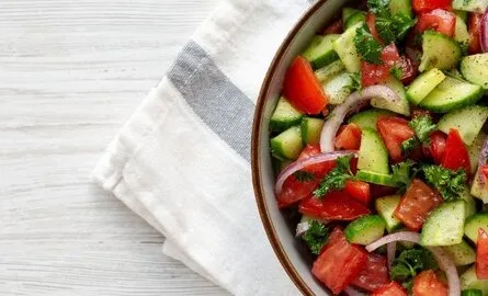 Tomaat komkommer salade maken met lekkere kruiden