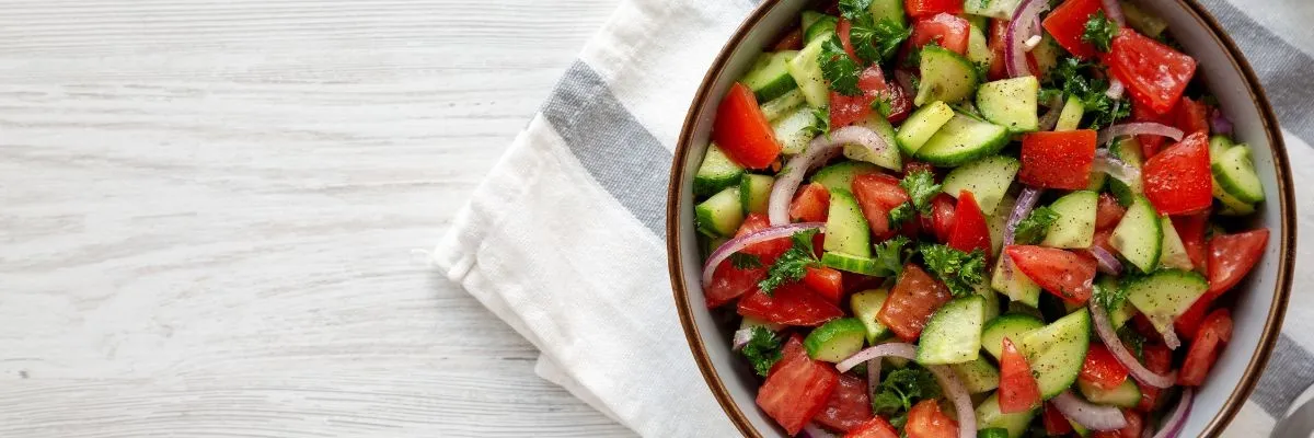 Tomaat komkommer salade maken met lekkere kruiden
