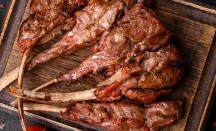 Gemarineerde lamsrack van de BBQ