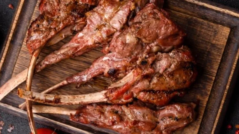 Gemarineerde lamsrack van de BBQ
