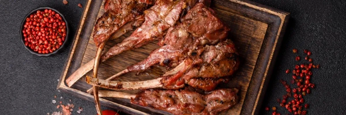 Gemarineerde lamsrack van de BBQ Gemarineerde lamsrack van de BBQ
