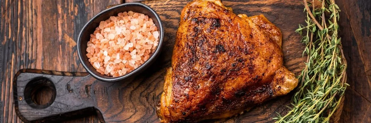 Gemarineerde kippendijen in BBQ saus
