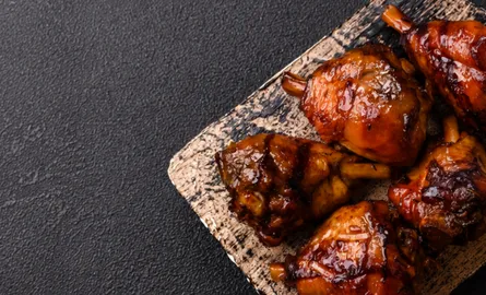 Gemarineerde kippendijen in BBQ saus
