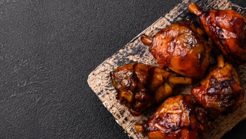 Gemarineerde kippendijen in BBQ saus