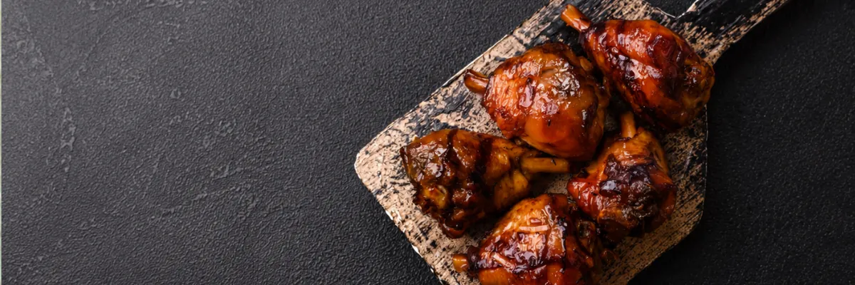 Gemarineerde kippendijen in BBQ saus