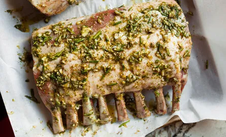 Gemarineerde lamsrack van de BBQ