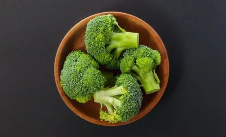 Welke saus bij broccoli?