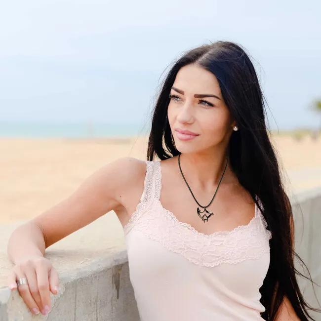 Big Blue by Roland St John Pendentifs Hématite - "Big Ray" Manta Ray