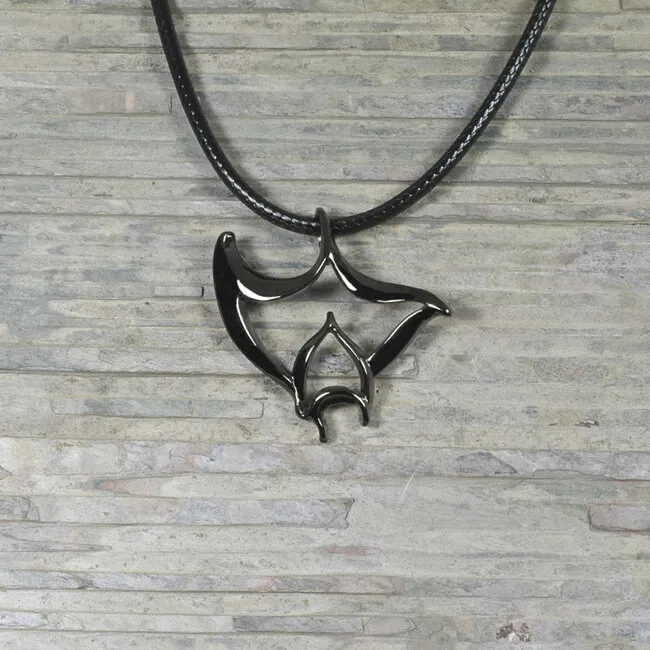 Big Blue by Roland St John Pendentifs Hématite - "Big Ray" Manta Ray