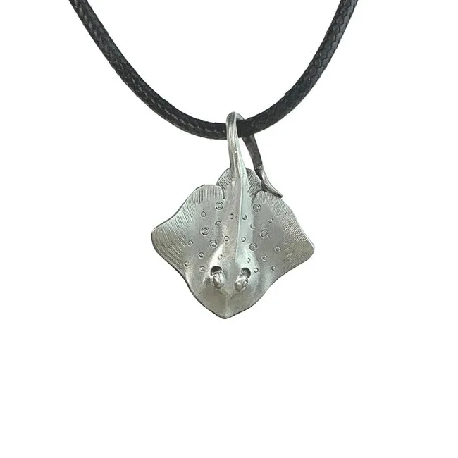 Big Blue by Roland St John Colgantes de peltre - Realistic Stingray