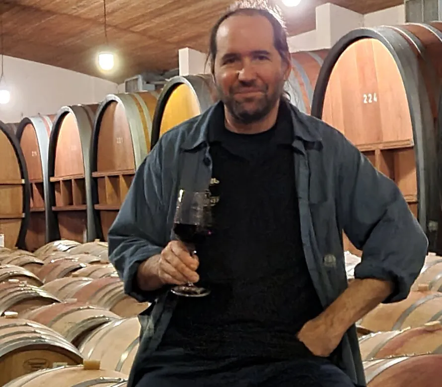 Wijnmaker van Affentaler Winzer in de kelder in Bühl, Baden