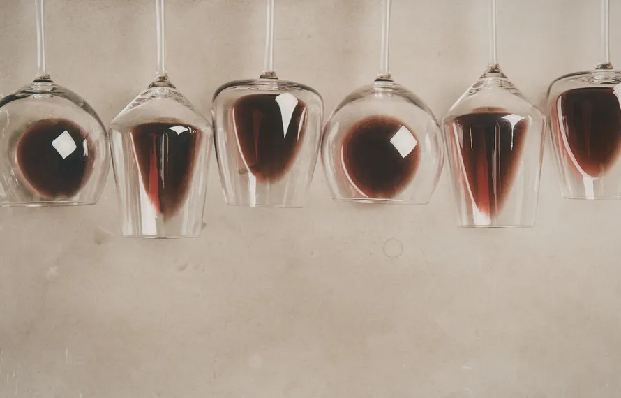 Deze rode wijnen kan je heel goed gekoeld drinken