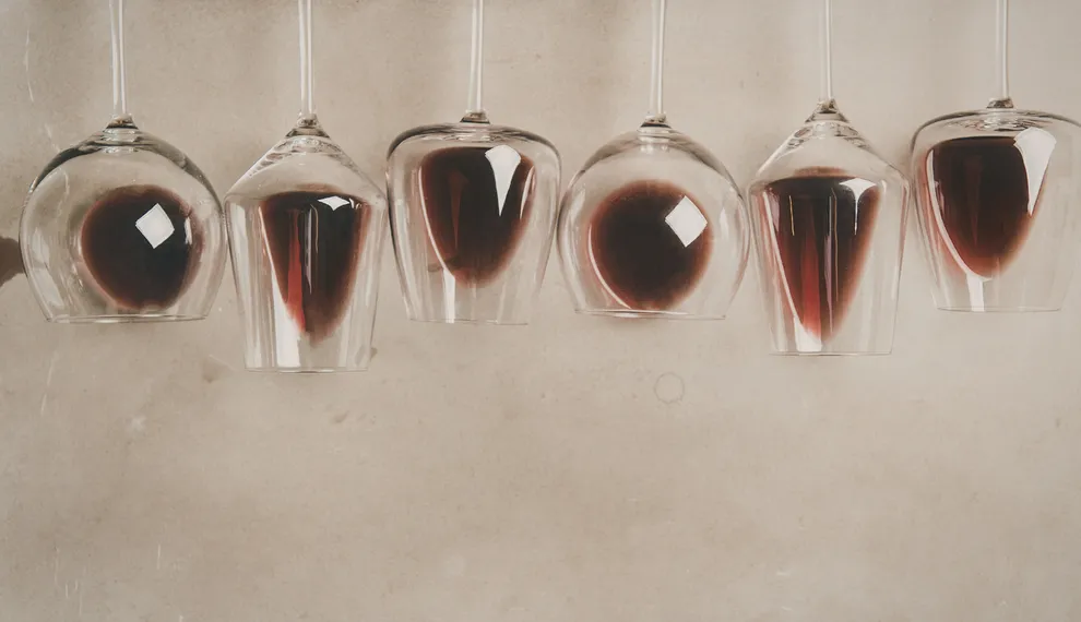 Deze rode wijnen kan je heel goed gekoeld drinken