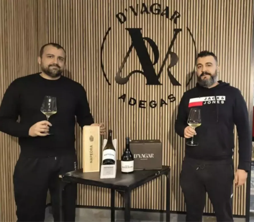 De makers van DVagar Adegas uit Ribeiro met hun witte wijn