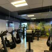 Hangend plexiglas scherm