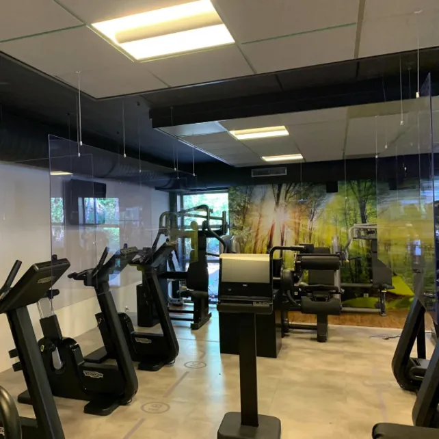 Hangend plexiglas scherm