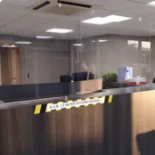 Hangend plexiglas scherm