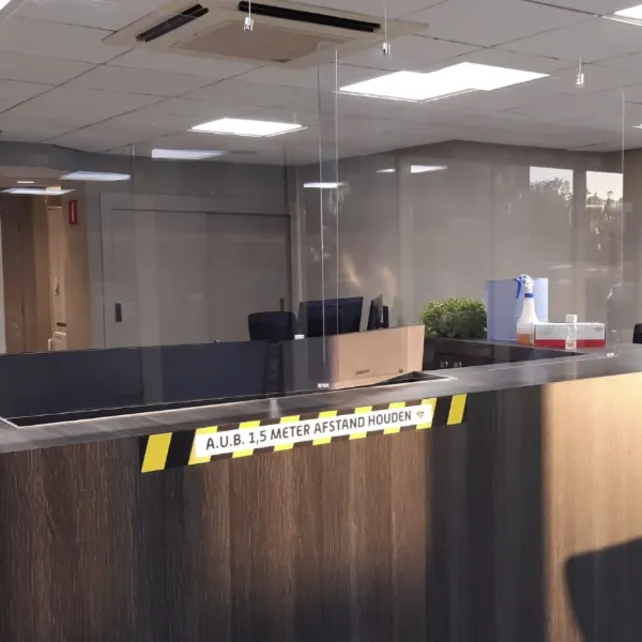 Hangend plexiglas scherm