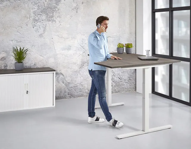 Elektrisch zit-sta wingbureau