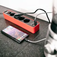 Brennenstuhl Ecolor 4-fach Steckdosenleiste mit USB-Ladeanschlüssen - rot