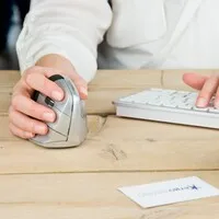 Minicute EZmouse5 kabellose rechtshändige ergonomische Maus