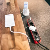 Brennenstuhl Ecolor 4-fach Steckdosenleiste mit USB-Ladeanschlüssen - rot