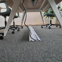 Ergopro Access Aluminium-Kabelkanal für den Boden, inkl. rutschfester Oberfläche – schwarz