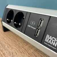 Bachmann DESK 1 – 2x 230 V, 2x USB-A-Ladeanschluss und benutzerdefiniertes Modul
