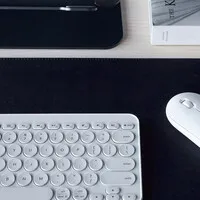 APTIQ Kompakte Tastatur für Windows und Mac – Weiß