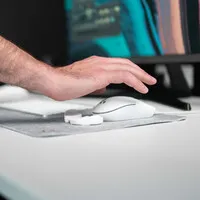 DeltaHub Minimalistische Schreibtischunterlage aus Filz – hellgrau