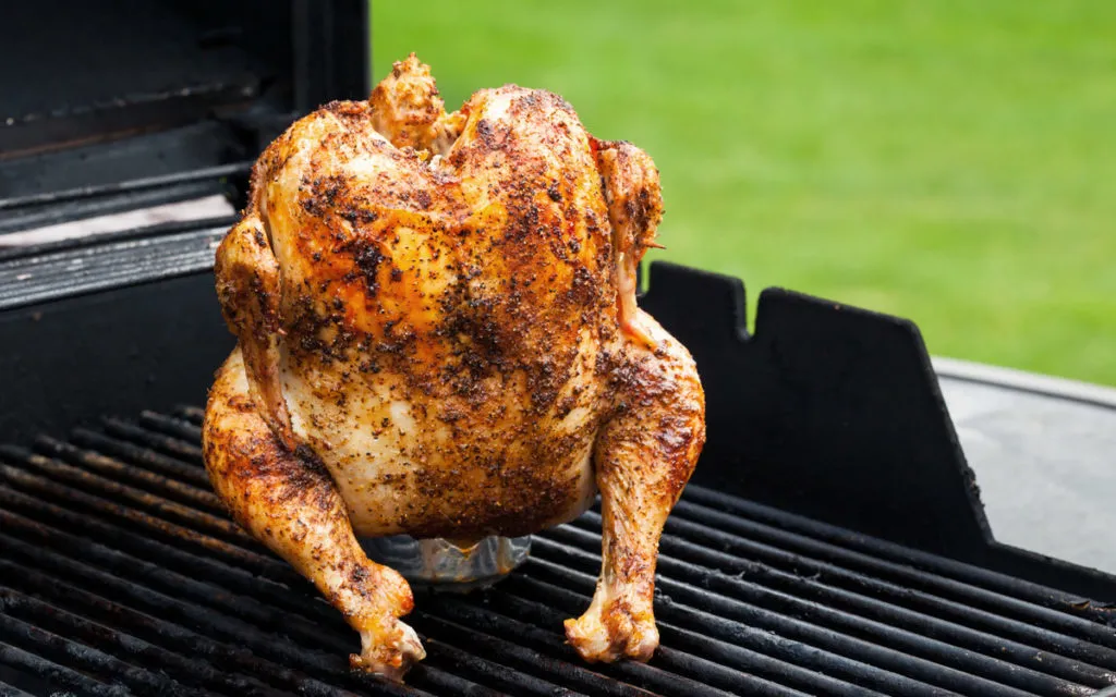 Beer Can Chicken van de Kamado Joe 