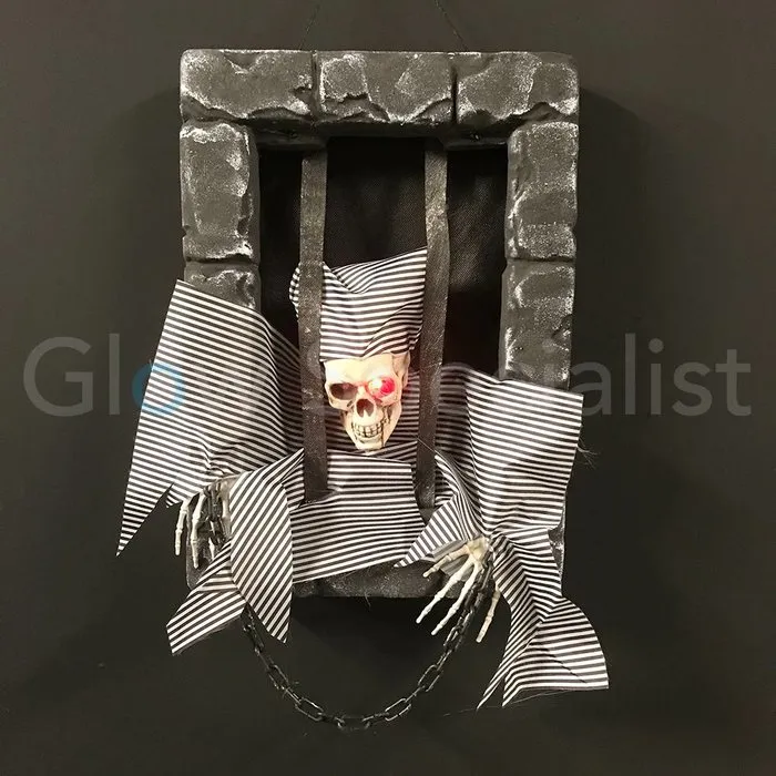 Europalms HALLOWEEN MUURDECORATIE MET GEVANGENE - MET RODE LED OGEN - 46 CM