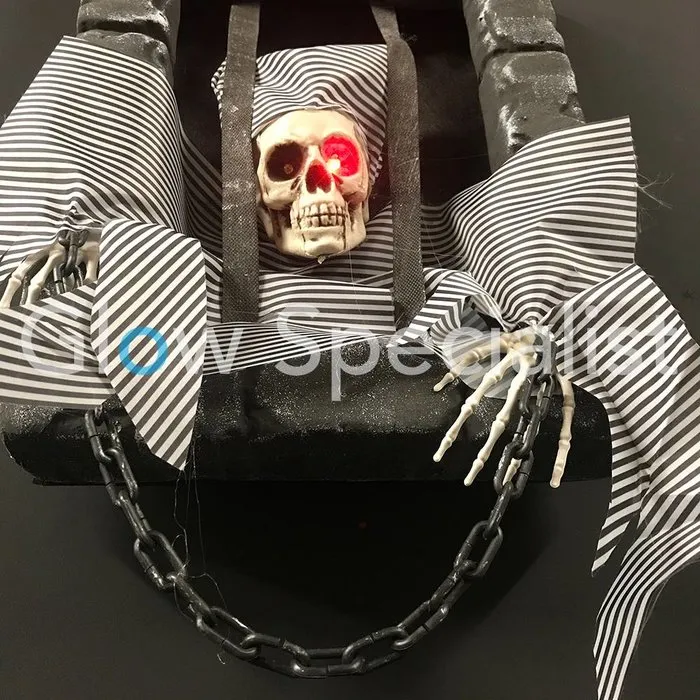 Europalms HALLOWEEN MUURDECORATIE MET GEVANGENE - MET RODE LED OGEN - 46 CM