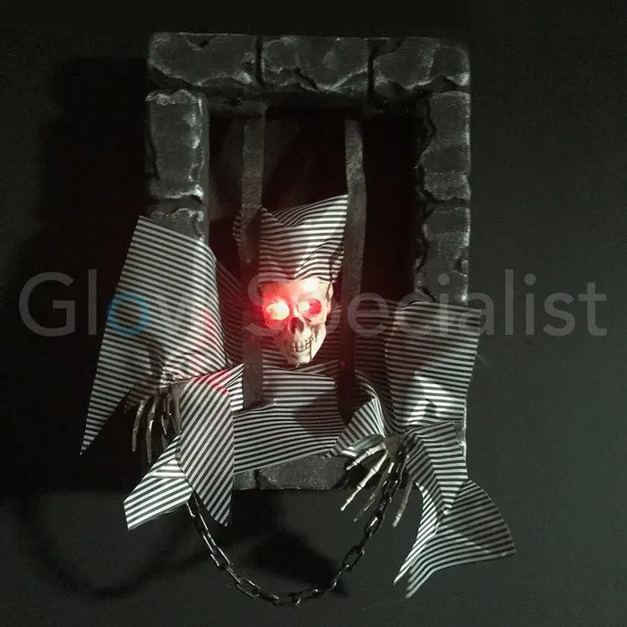 Europalms HALLOWEEN MUURDECORATIE MET GEVANGENE - MET RODE LED OGEN - 46 CM