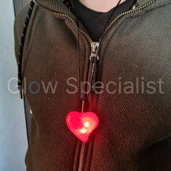 KETTING MET ROOD LED HART - KNIPPEREND