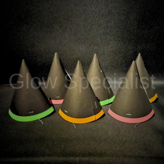 Folat WRITABLE PARTY HATS WITH NEON BORDER - INCL. CRAYONS - 6 PIECES