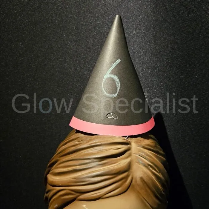 Folat WRITABLE PARTY HATS WITH NEON BORDER - INCL. CRAYONS - 6 PIECES