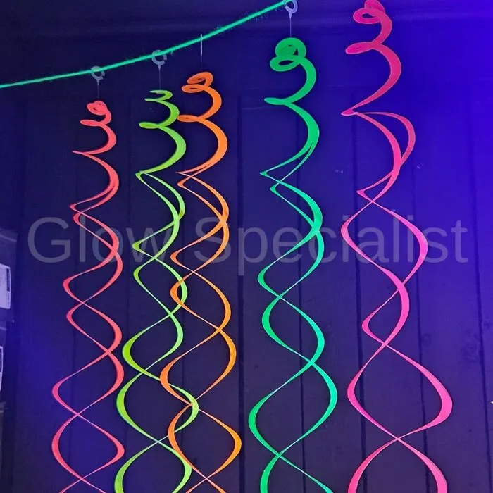 Glow Specialist Glow Party Decoratiepakket – 8‑delige Neon & UV Blacklight Set met Slingers, Ballonnen, Confetti, Neon Wol & Tape