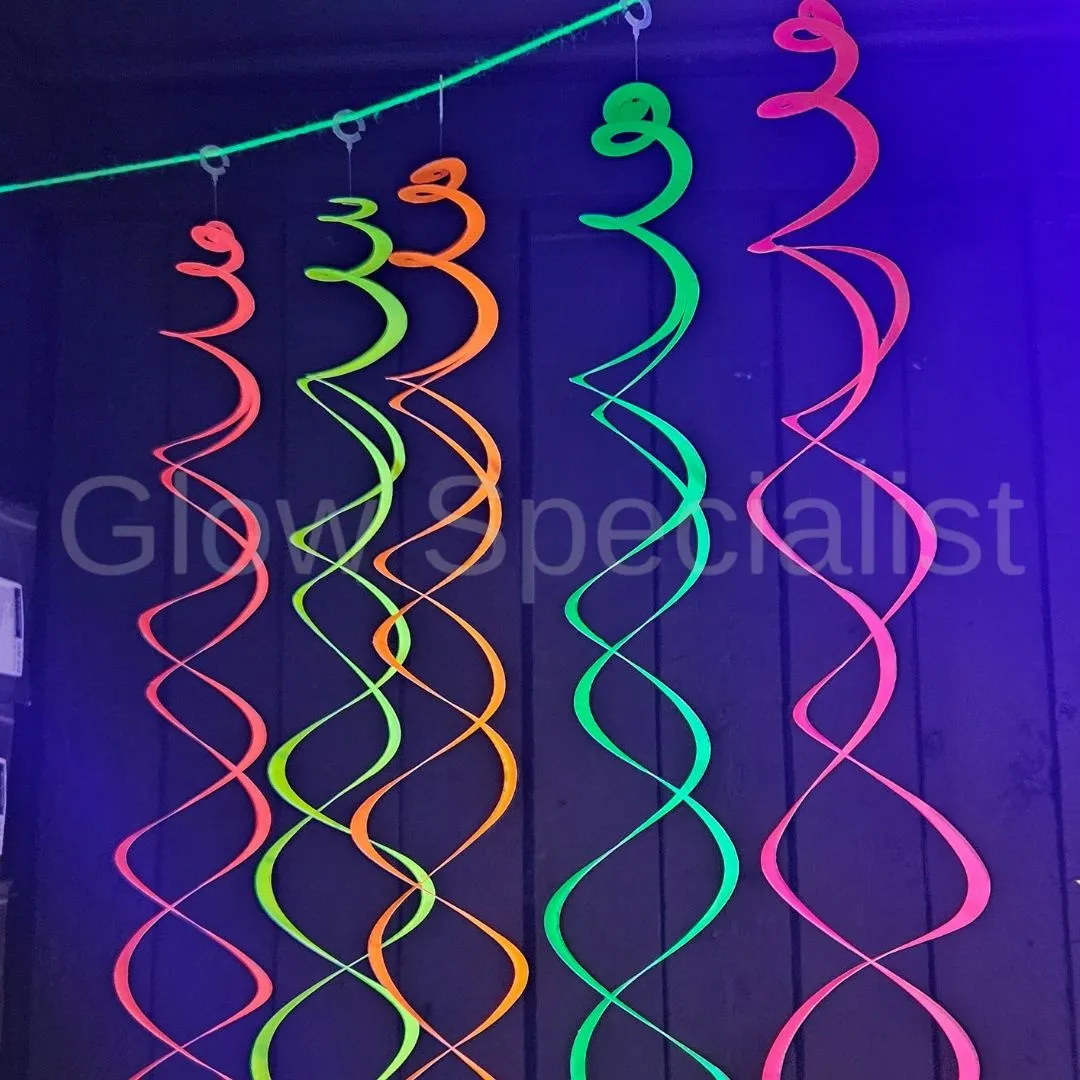Glow Specialist Glow Party Decoratiepakket – 8‑delige Neon & UV Blacklight Set met Slingers, Ballonnen, Confetti, Neon Wol & Tape