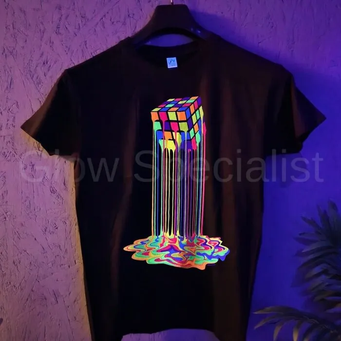 RUBIK DRIP - BLACKLIGHT T-SHIRT - ZWART MET NEON PRINTS