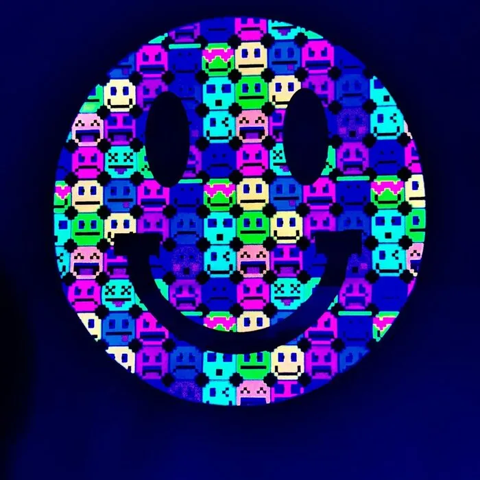 SMILEYS – BLACKLIGHT T‑SHIRT – ZWART MET NEON PRINT