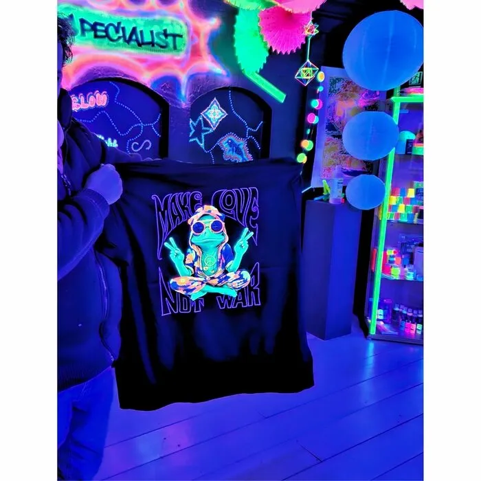 MAKE LOVE - BLACKLIGHT T-SHIRT - ZWART MET NEON PRINTS