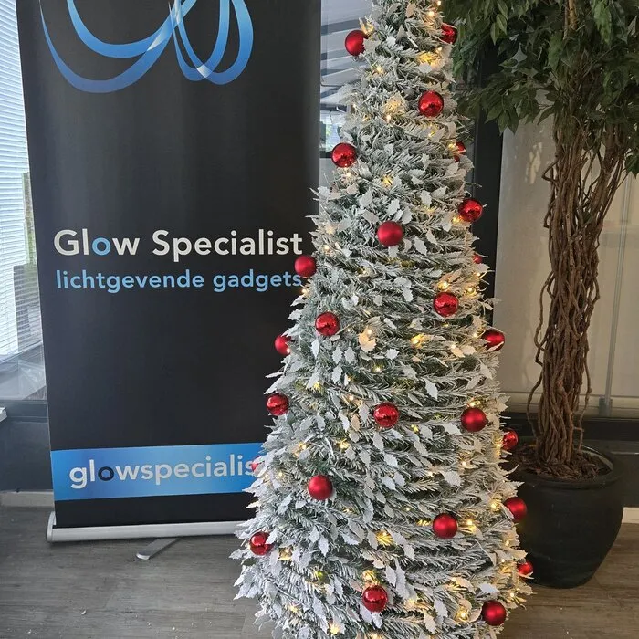 Pop‑up kerstboom 180 cm – 150 warm witte LED’s – 36 rode ballen – sneeuw – 8 functies